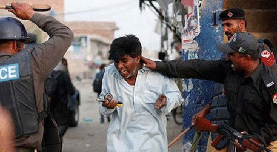 Traffic officer gets suspended for beating driver in Multan
