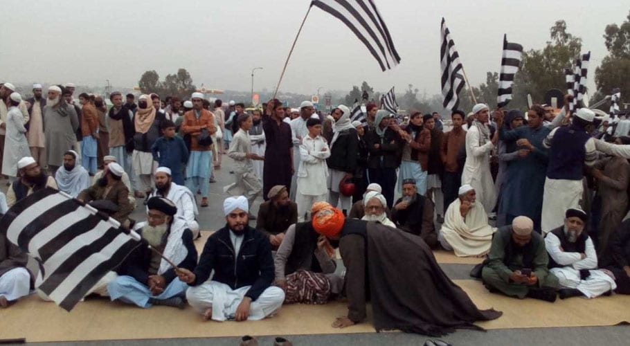 Plan-B continues blocking major roads of Hub road near Karachi