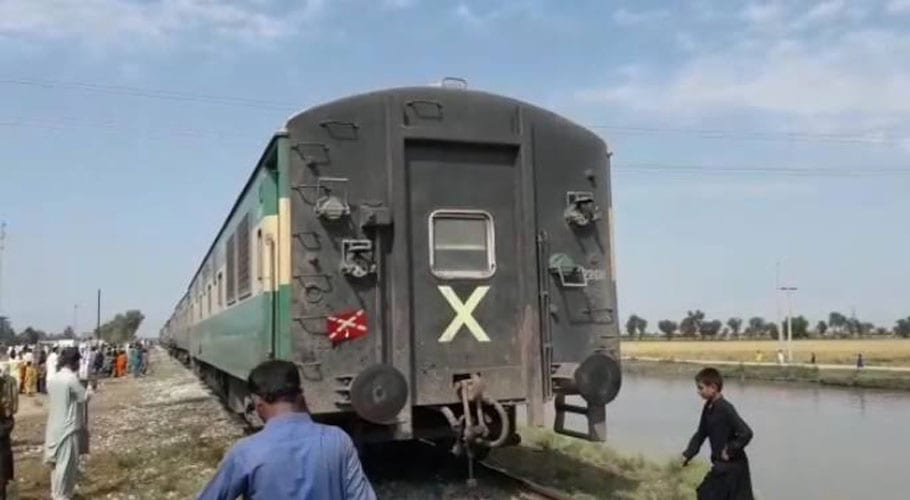 Minor fire erupts in Sukkur Express near Shikarpur