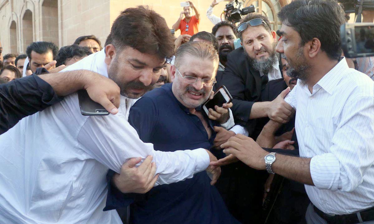 Pic23-070 (Correction)
KARACHI: Oct 23 – Officials of National Accountability Bureau (NAB) are arresting Pakistan Peoples’ Party (PPP) leader Sharjeel Memon outside Sindh High Court (SHC) after his bail plea in the Rs 6billion graft case was rejected by the court and the judges ordered his immediate arrest. ONLINE PHOTO by Sabir Mazhar