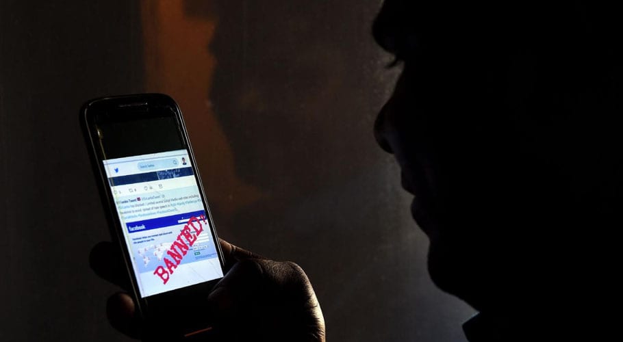 Pakistan to consider banning social sites in govt offices