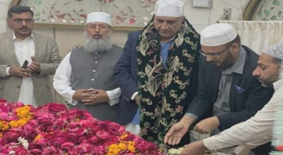 COAS Gen Bajwa visits Data Darbar in Lahore