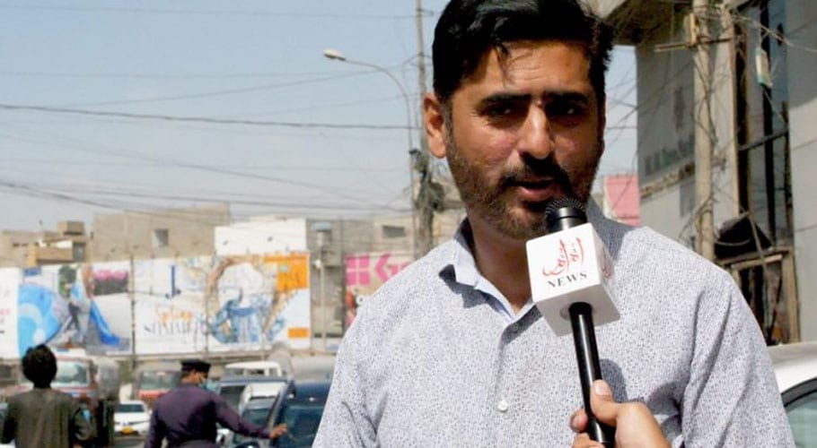 Citizen distributes free masks in Karachi amid coronavirus outbreak