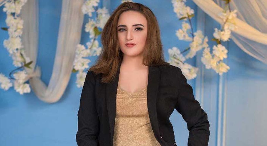 How does Hareem Shah make money?