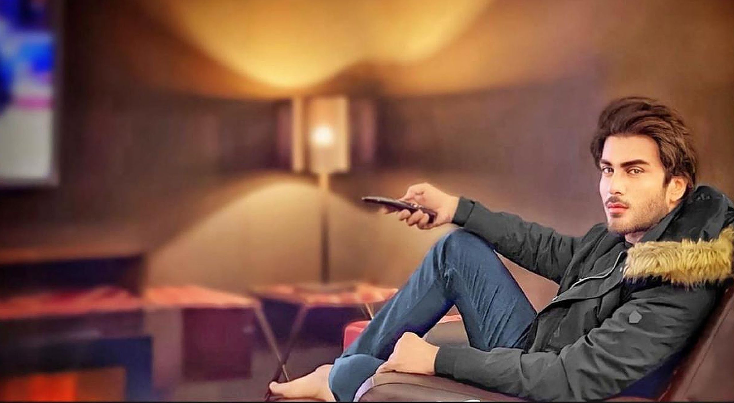 The Khuda Aur Mohabbat actor took to Instagram and shared a picture with a caption, "Is being single right or wrong?" (PHOTO: INSTAGRAM)
