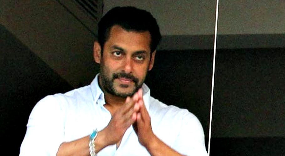 Salman Khan can be seen arriving at the airport as he leaves the country for the shoot of his upcoming film Tiger 3 (PHOTO: ONLINE)