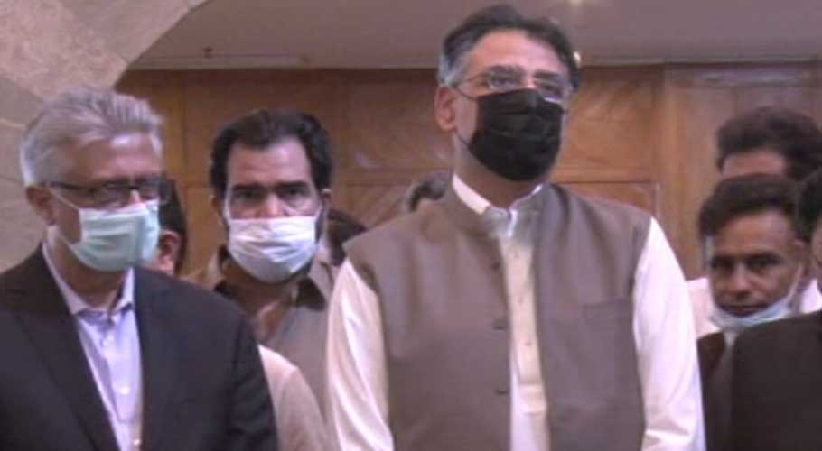 Federal Minister Asad Umar and SAPM Dr Faisal addressing a press conference (Source: Dawn)