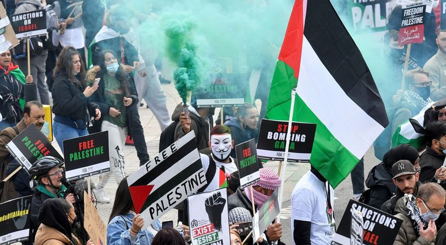 Pro-Palestinian demonstrators attend a protest following a flare-up of Israeli-Palestinian violence, in London. Source: Reuters.