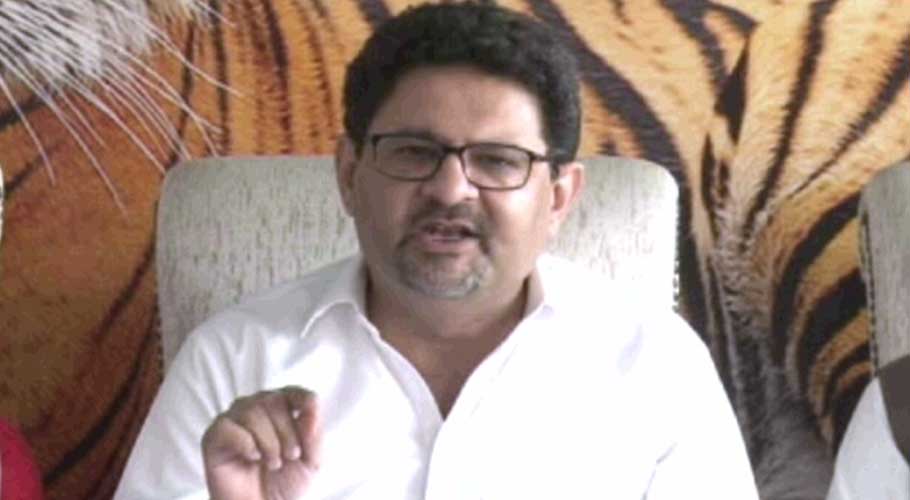 Miftah Ismail addressing a press conference in Karachi