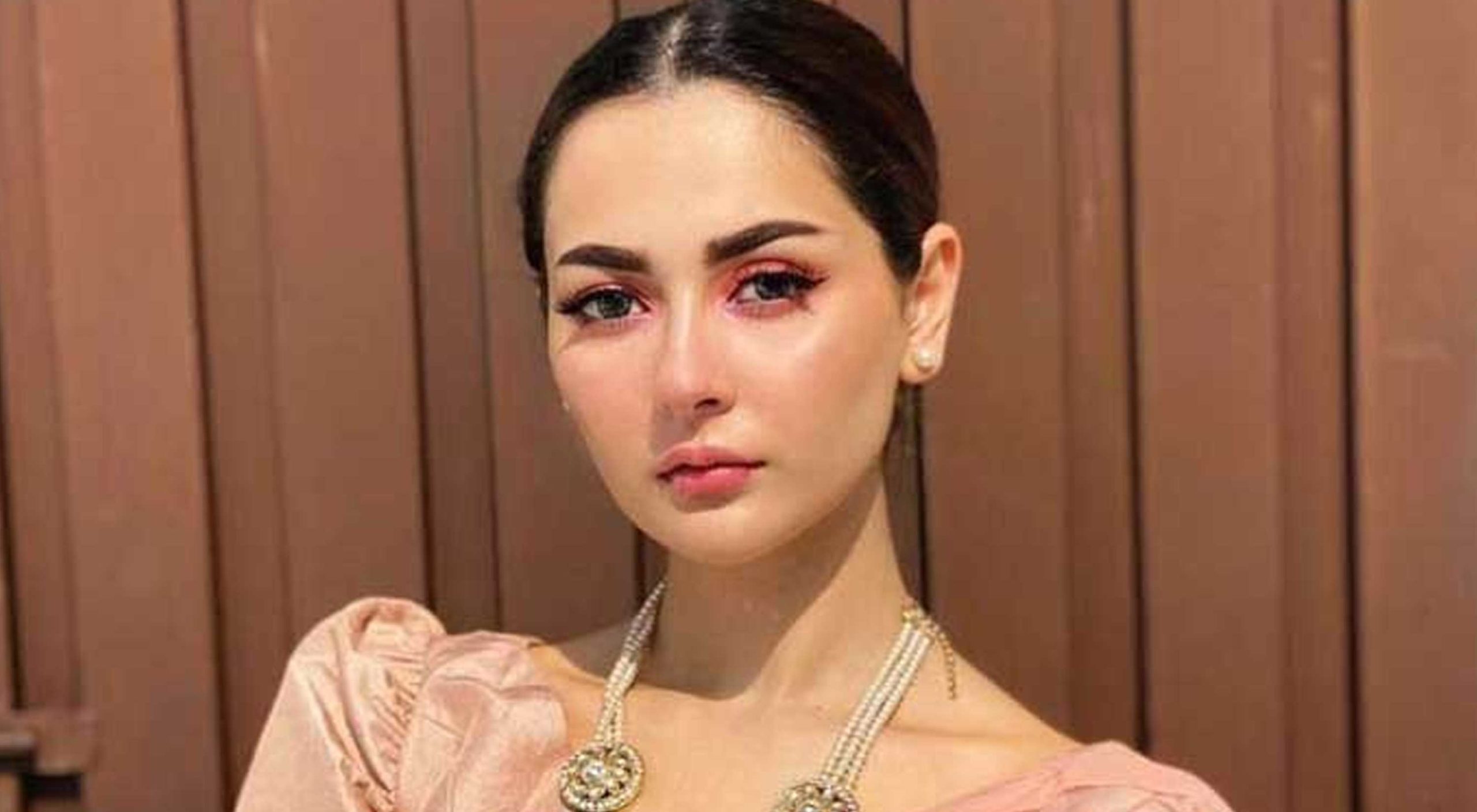 Hania Amir gets emotional after criticism on social media