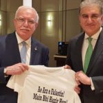 Shah Mahmood Qureshi presents a T-shirt to Foreign Minister of Palestine Dr Riyad Maliki. Source: PID