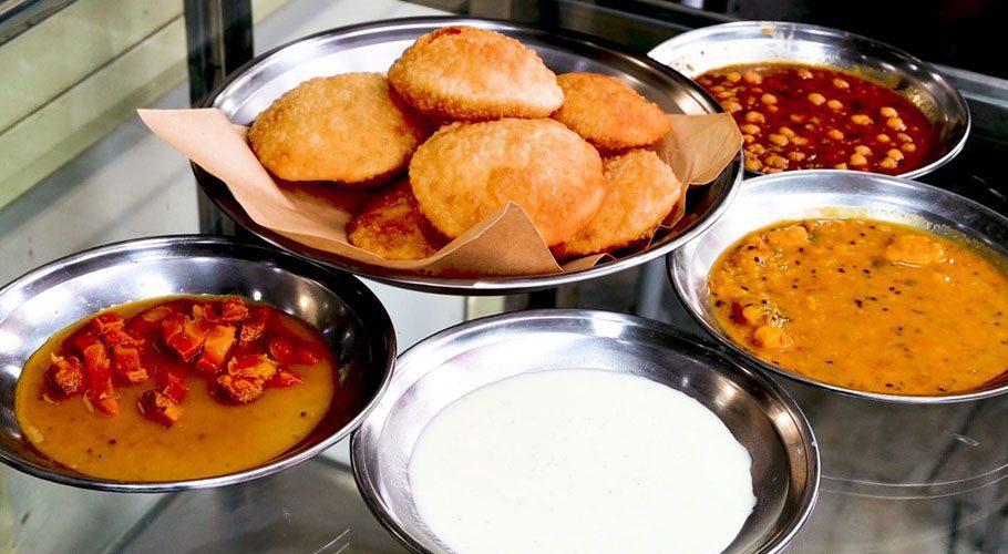 When it comes to trying delicious kachoris then the Delhi Sweet in Karachi's Shah Faisal colony number 3 is the perfect spot to try mouth-watering desi souvenir. 