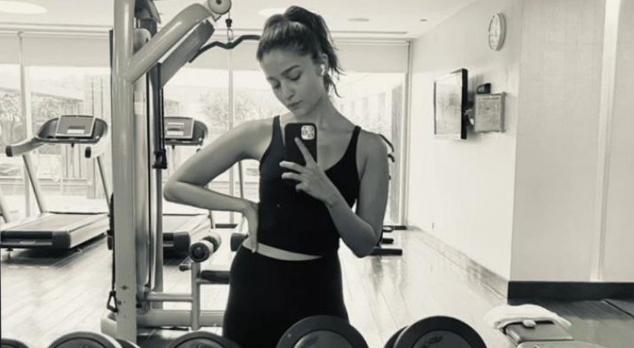 Alia shared the mirror selfie and wrote, “Hangies with some weighties” followed by a ghost emoji.