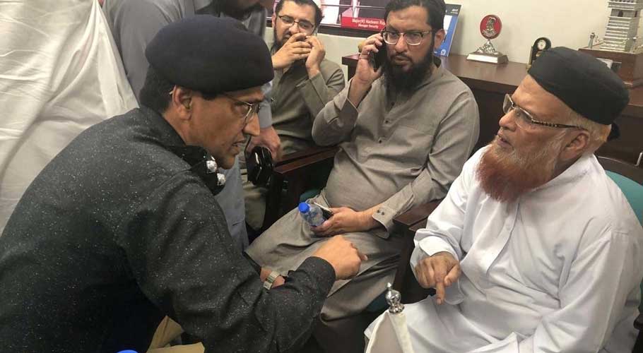 Asim Laeeq chose the time of Fajr as Mufti Usmani is usually free at the time