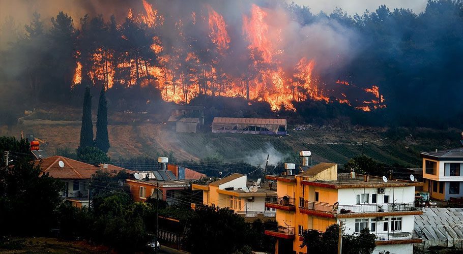 A wildfire broke out near the Mediterranean coastal resort town of Manavgat. Source: Twitter.