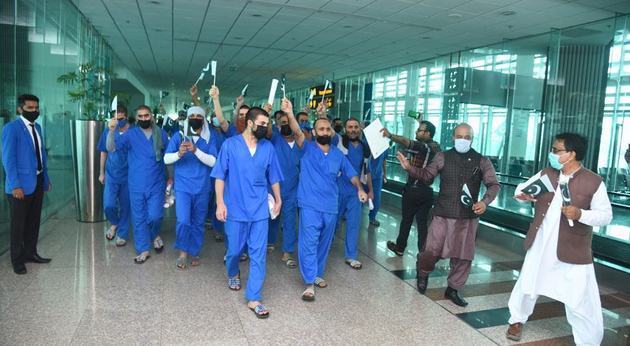 The 62 Pakistani prisoners on their return to their homeland from Saudi Arabia. Source: Twitter.