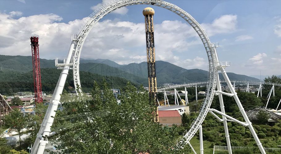 The Do Donpa rollercoaster is located at the foot of Japan's beautiful Mount Fiji (PHOTO: COASTERPEDIA)