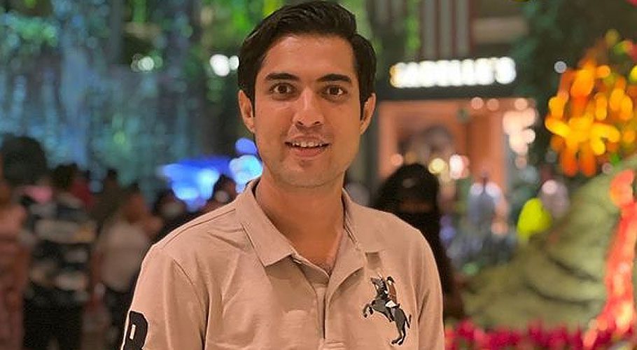 The journalist has been receiving immense flak on social media as Twitteratis accuse him of running an anti-Pakistan campaign (PHOTO: REVIEW.PK)