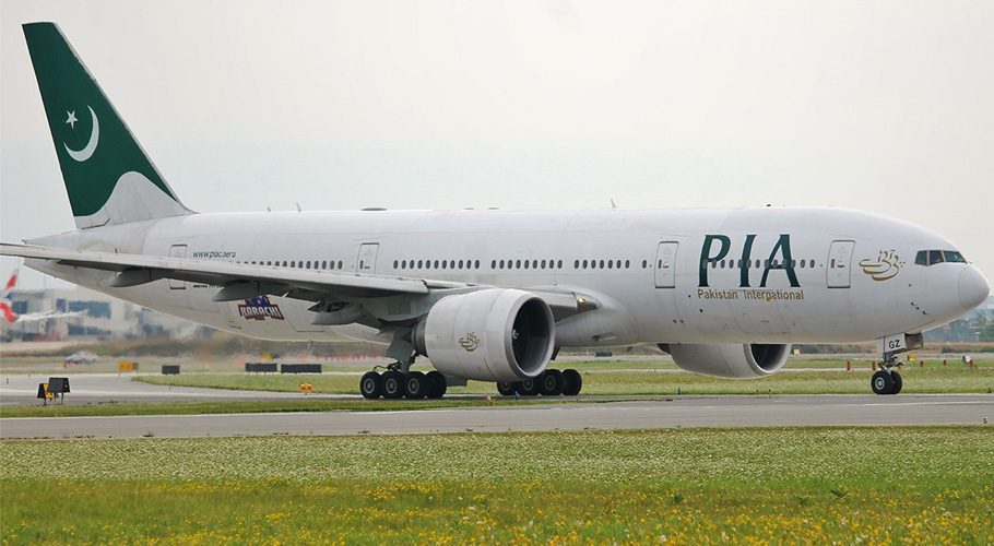 PIA chief Arshad Malik welcomed the crew on the PIA flight and congratulated the passengers (Photo: Facebook)