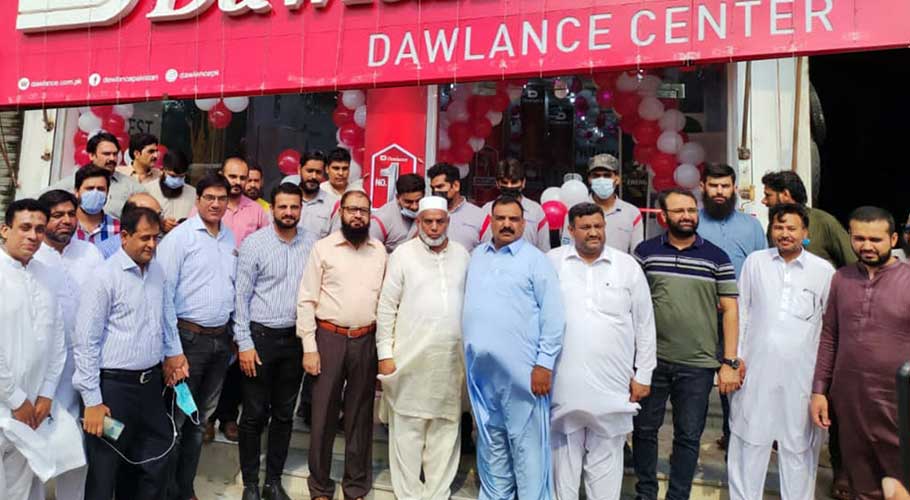 Dawlance’s ‘40 years of excellence’ was commemorated by cutting a cake