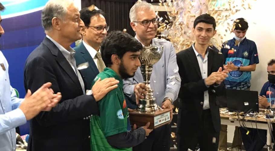 Syed Imaad holds trophy after winning the Championship. (Source: Quetta Gladiators Twitter)