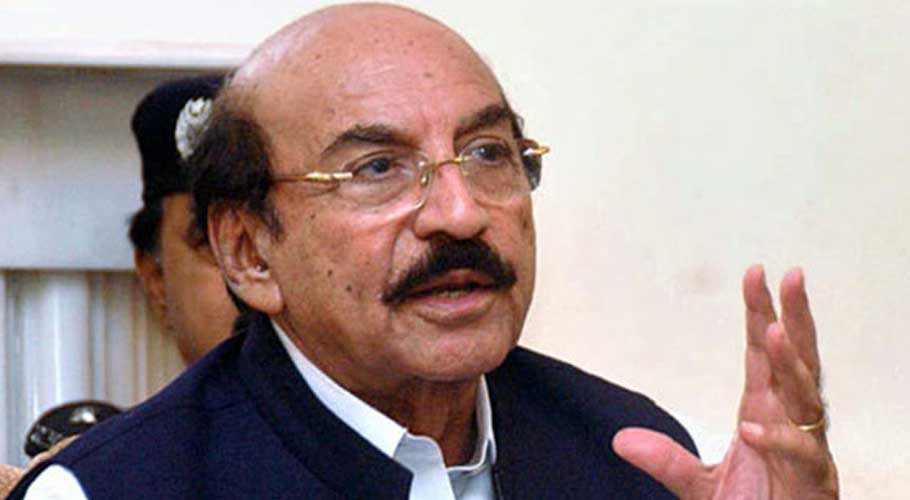 Former Sindh chief minister Qaim Ali Shah speaks to the media. Photo: File