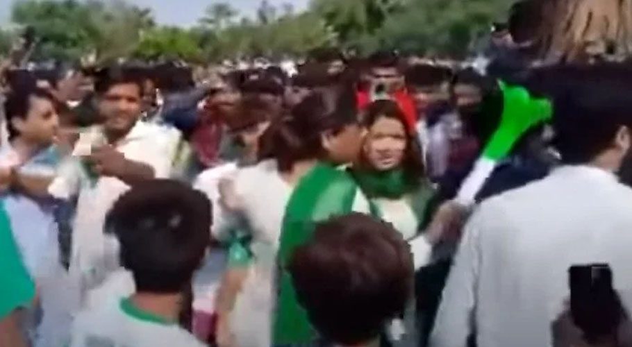 It should be noted that TikToker named Ayesha Akram was harassed, beaten, and robbed (Photo: Politics PK)