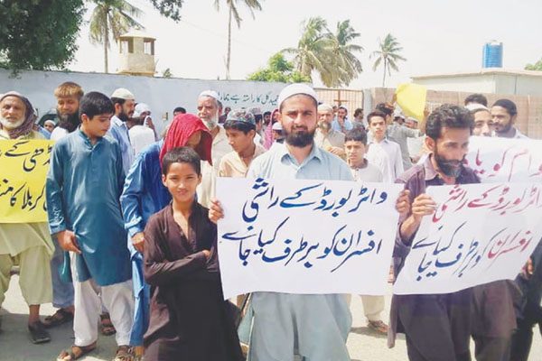 Locals said that the tanker mafia has started charging arbitrary rates (Photo Reporter)