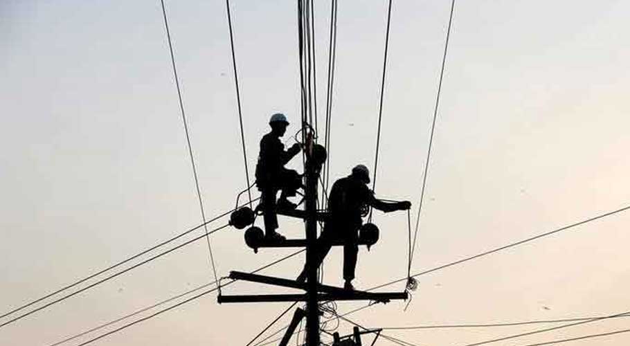 KE teams on high alert, working to restore power. (Source: Reuters)