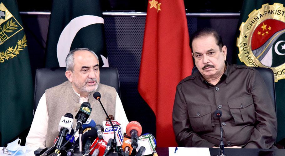 Special Assistant to Prime Minister on CPEC Khalid Mansoor addresses a press conference. Source: PID.