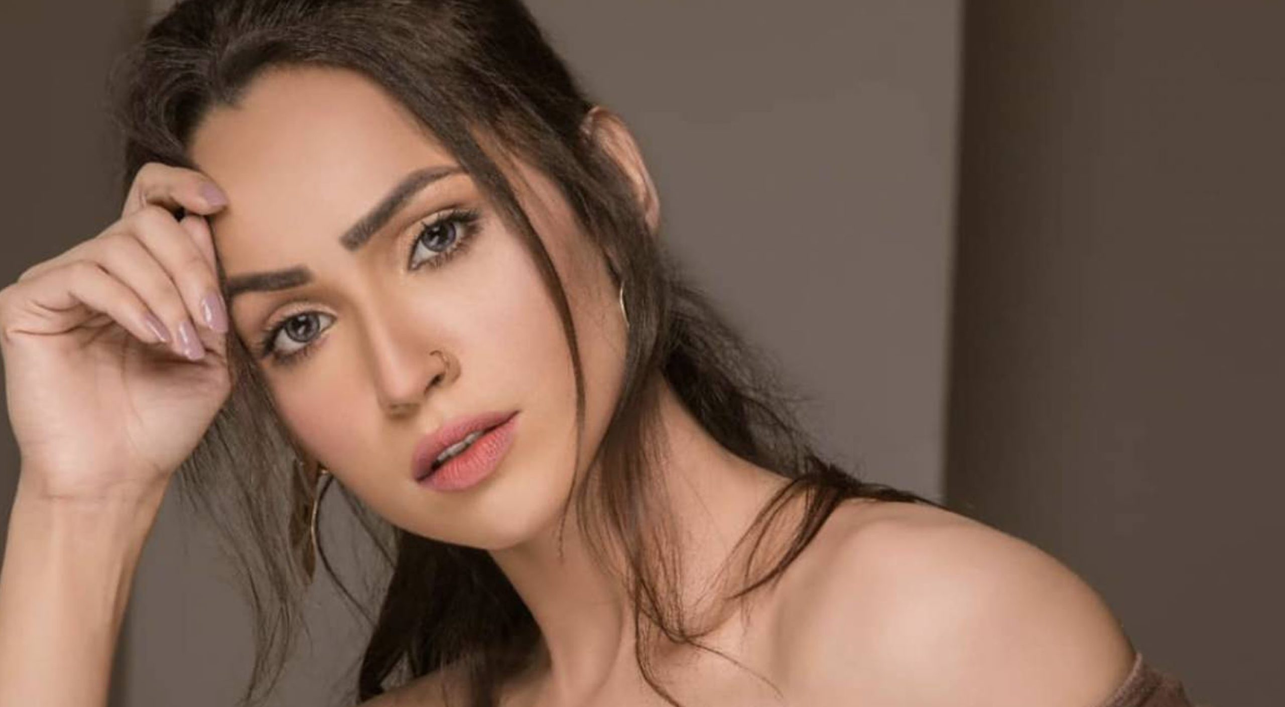 Dressed in a western casual chic outfit, Faryal gives a glimpse of her grooving video as she captioned her dance video. "I just couldn't resist!" (INSTAGRAM)