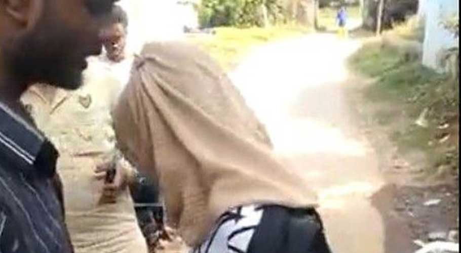 Mob forces woman to remove burqa in Bhopal