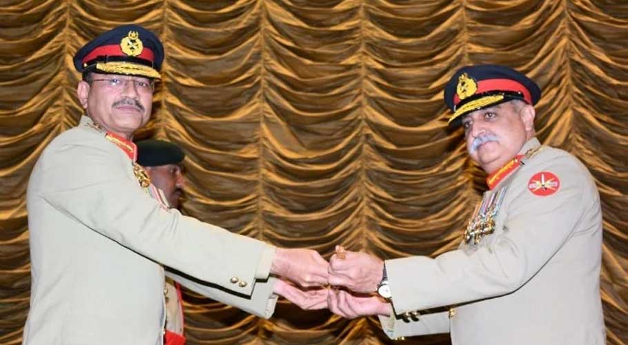 General Asim hands over command to General Aamer. (Source: ISPR)
