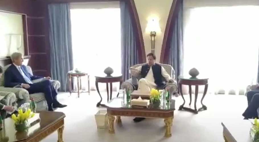 PM Imran Khan meets US special envoy John Kerry in Riyadh. (Source: Geo)