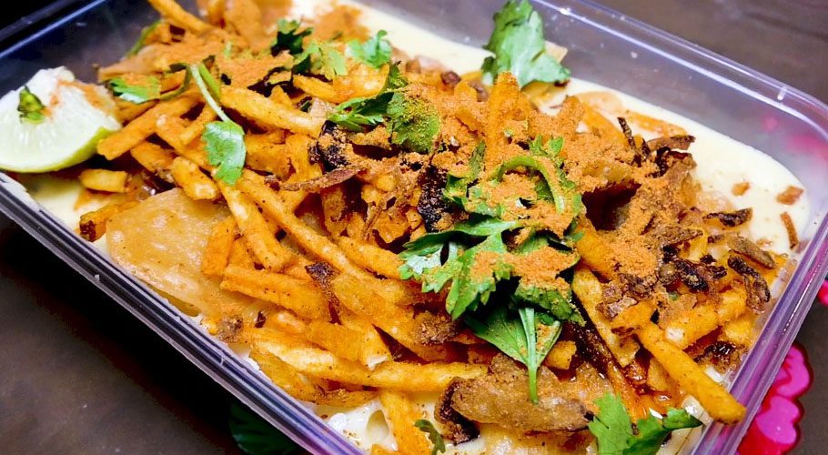 Originally a Burmese dish, the tasty delicious Khao Suey is garnished with slims chips and fried onions (File)