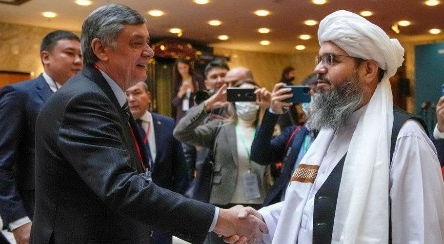 Russian presidential envoy to Afghanistan Zamir Kabulov shakes hands with a representative of the Taliban delegation Mawlawi Shahabuddin Dilawar. Source: Reuters.