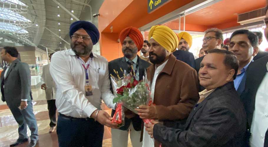 Indian Punjab CM Charanjit visits Gurdwara Darbar Sahib. (Source: Express)