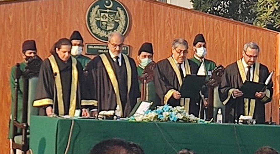 Chief Justice of Islamabad High Court Athar Minallah administered oath to the three judges. (Photo: Hum News)