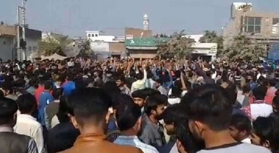 Sialkot mob lynches Sri Lankan factory manager, burns corpse