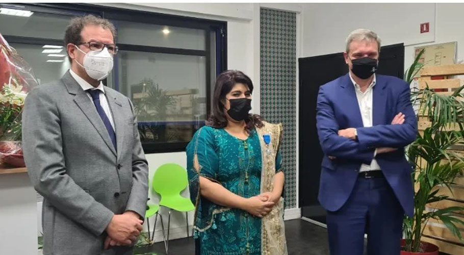 Asma Ashraf is the only Pakistani woman in France to receive this medal (GEO)