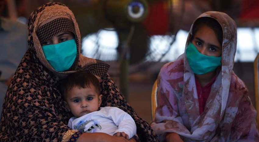 The number of active cases of Corona across the country has exceeded 23,000. (Photo: Express Tribune)