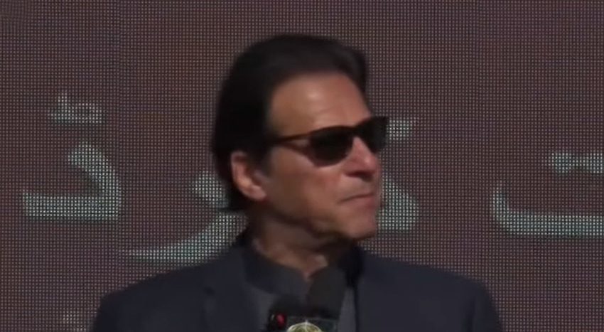 Imran Khan said that those who looted the country's money used to go abroad for treatment. (Photo: Hum News)