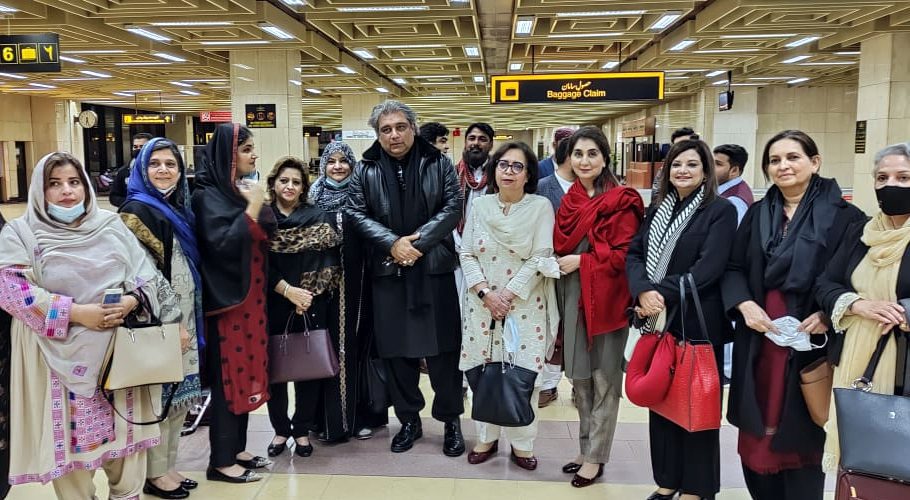 16 women PTI members have reached Karachi from Islamabad along with Federal Minister Ali Zaidi (Photo MM News)