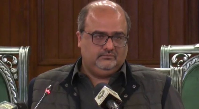 Shahzad Akbar's departure from the government cannot be termed as a matter of procedure, but it will be a turning point. (Photo: Hum News)