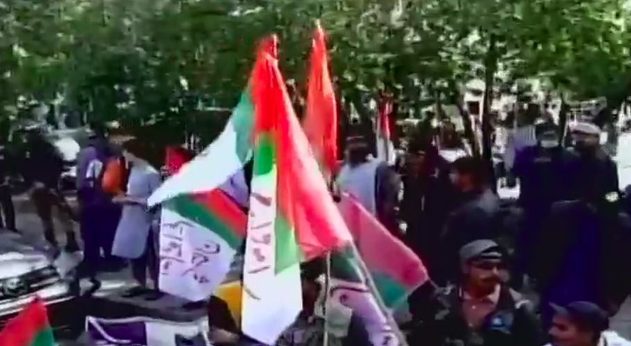 The marchers eventually have forced their way through the police barriers. Source: Twitter.