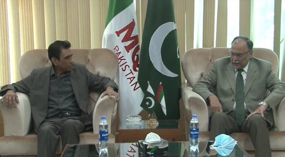 He was addressing a press conference in Karachi alongside MQM convener Khalid Maqbool Siddiqui. Source: Twitter. 