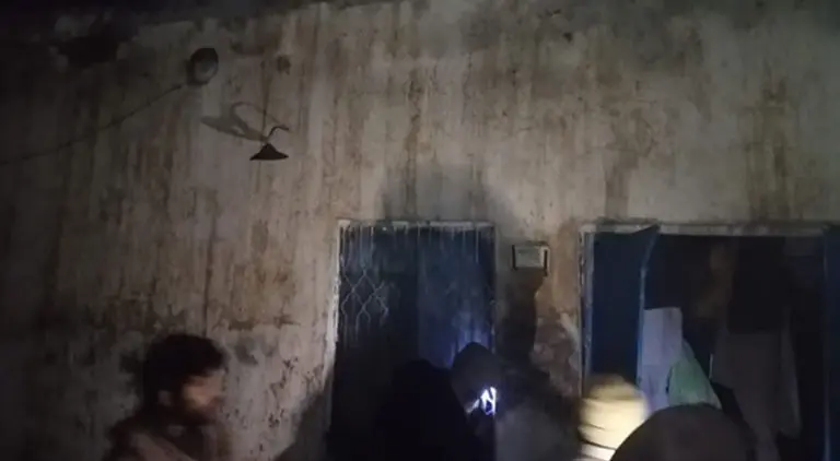 As soon as the roof of the house was reported to have collapsed, rescue teams rushed to the spot. (Photo: Pro Iqra News)