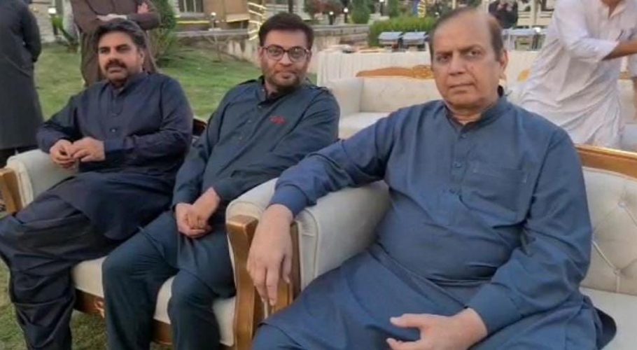 PTI MNA Dr Amir Liaquat Hussain was spot at Sindh House, Islamabad. Source: Twitter.
