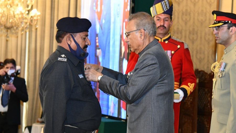 President Dr Arif Alvi conferring the award of Sitara-e-Shujaat on Muhammad Bux Buriro. Source: APP.