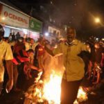 Protesters protest outside the Sri Lankan president's house. (Photo: BBC)